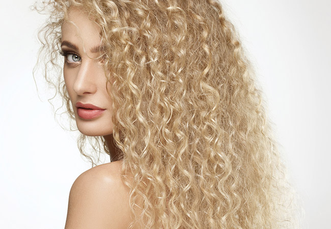 13 Anti-Frizz Tips Krullend Haar | Curly Hair Talk