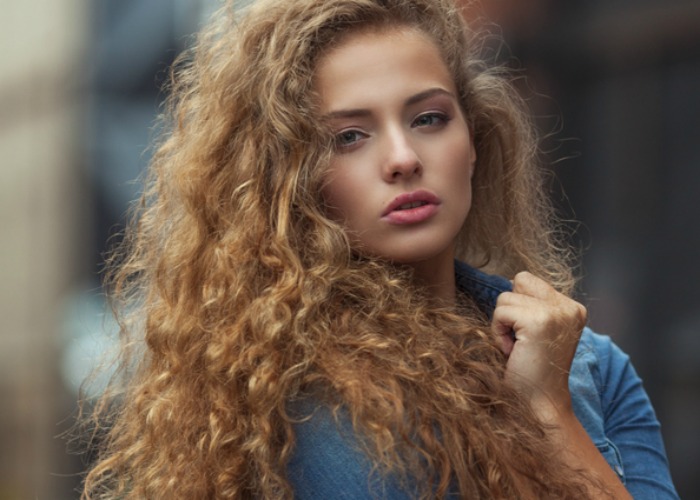 Onwijs Dit Is Waarom Je Haar Altijd Pluizig Is | Curly Hair Talk KX-69